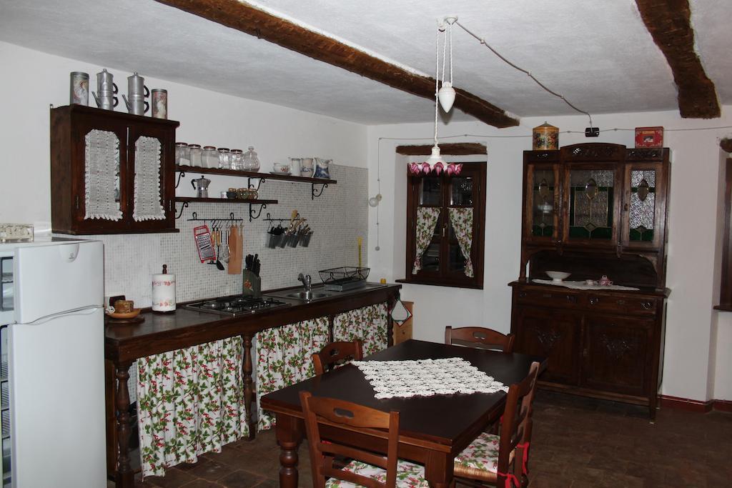 בית הארחה Calosso 	Casa Giuliana חדר תמונה